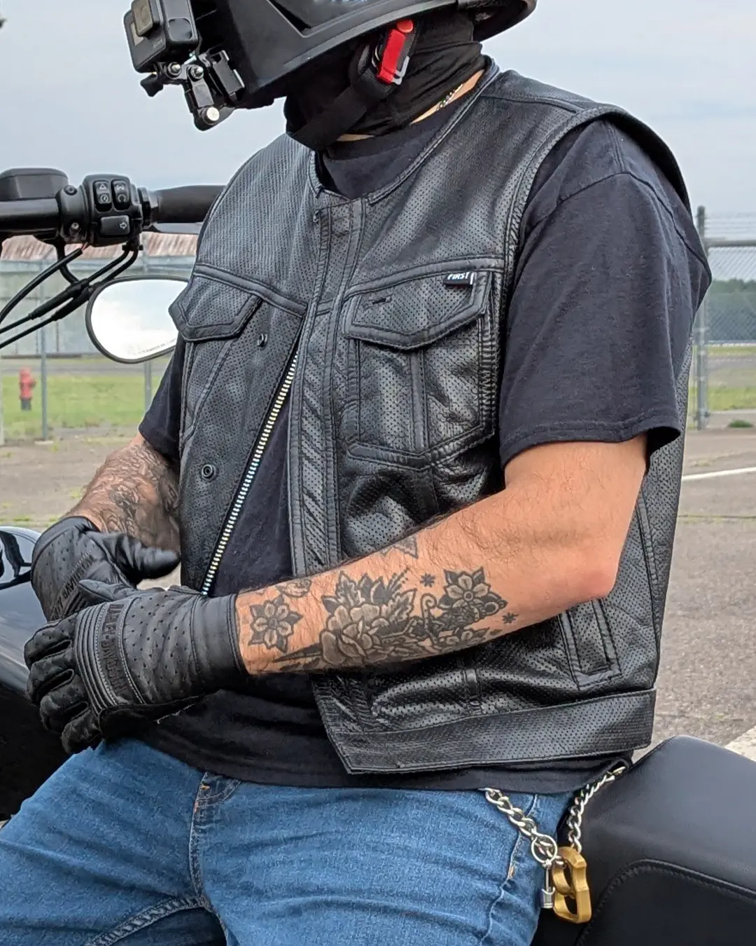 1685-lowside-men-s-perforated-motorcycle-leather-vest-33.webp Lowside Men's Perforated Motorcycle Leather Vest