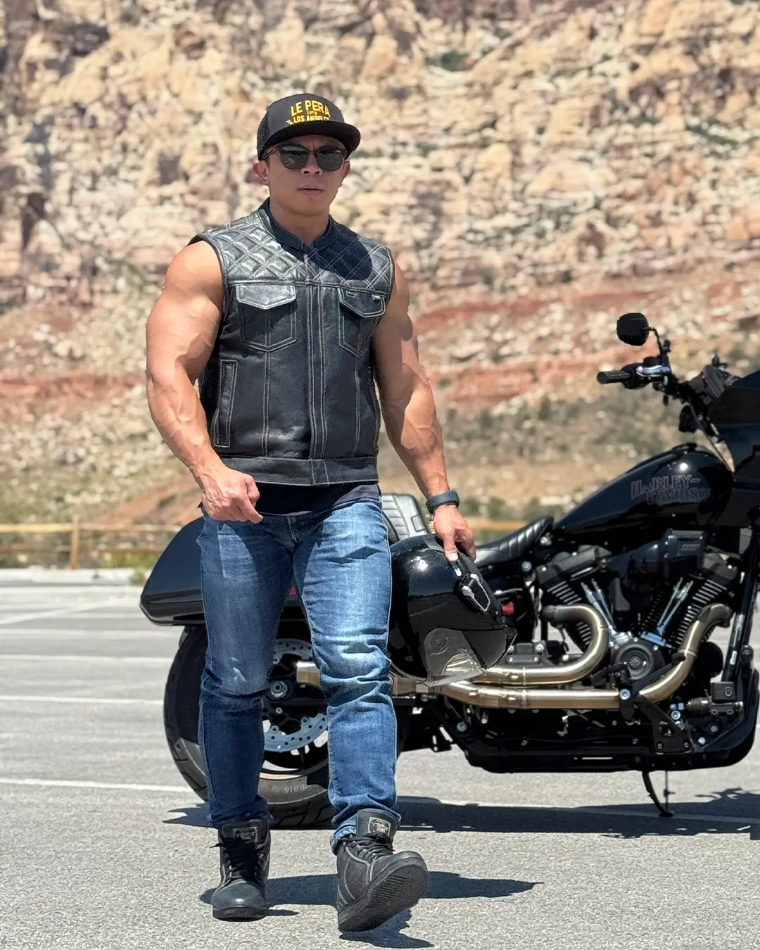 1849-downside-perforated-men-s-motorcycle-leather-vest-23.webp Downside Perforated Men's Motorcycle Leather Vest